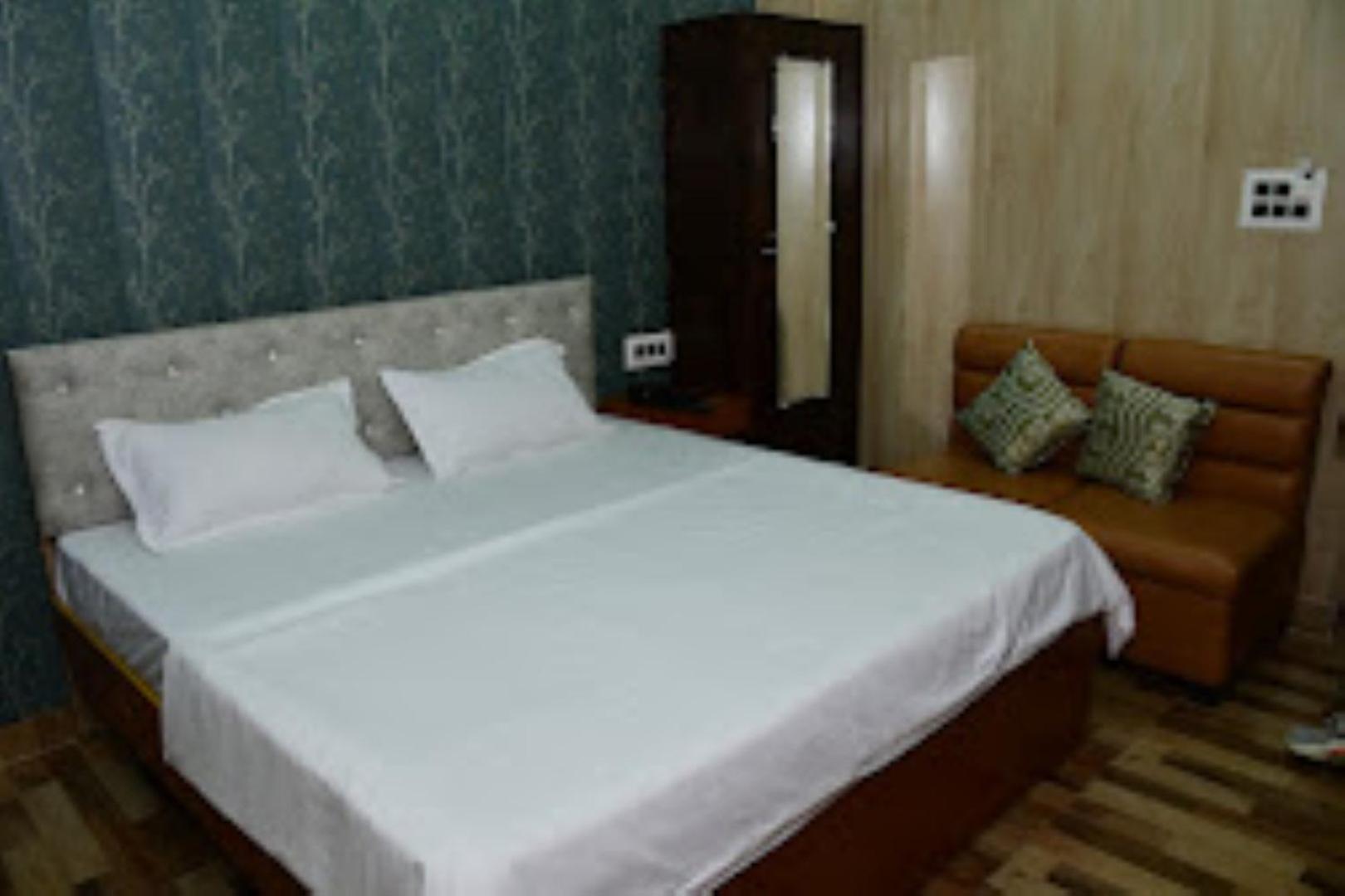 Hotel Renu Paradise , Ayodhya Exterior foto